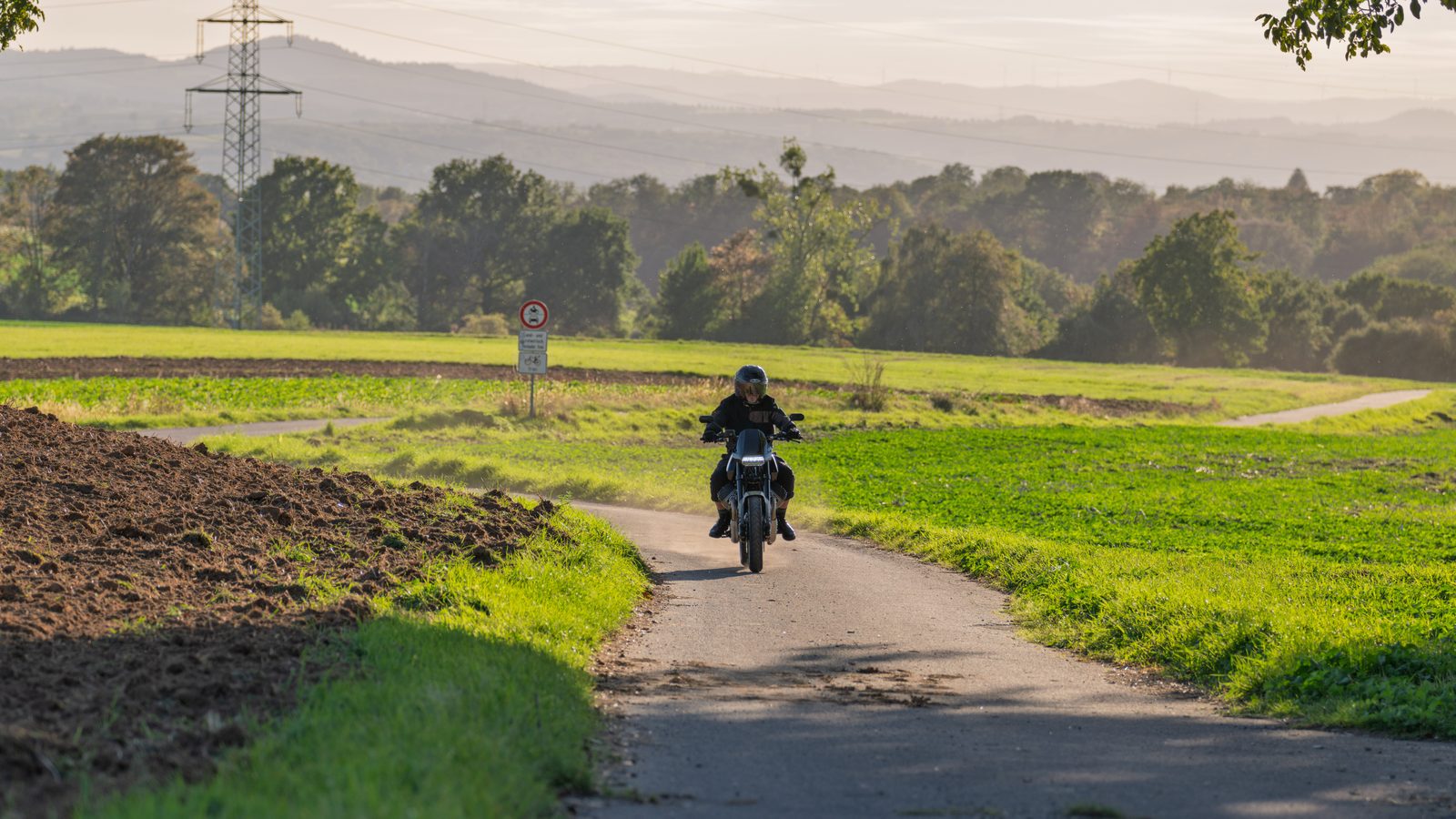 Die Corvo kommt auf einem Feldweg durch die Landschaft gefahren
