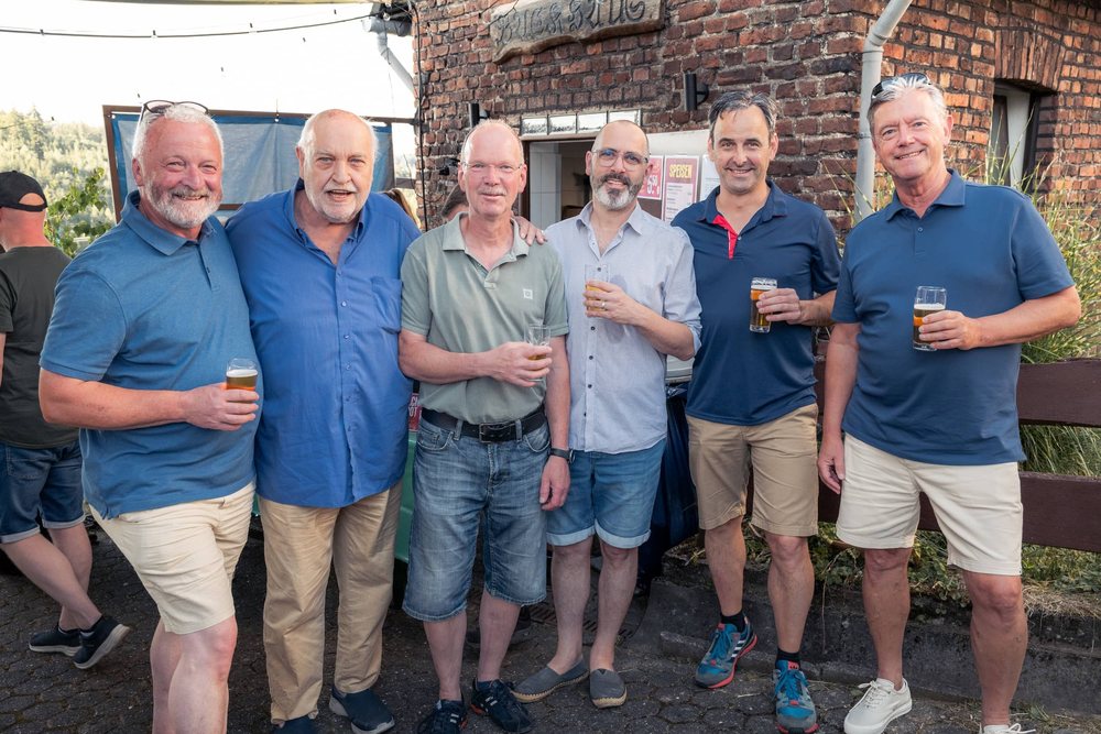 Anstoßen in der Runde