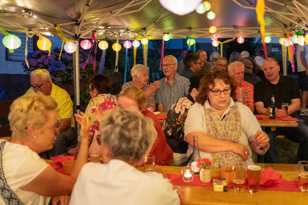 Lange Tafel unter Lampions
