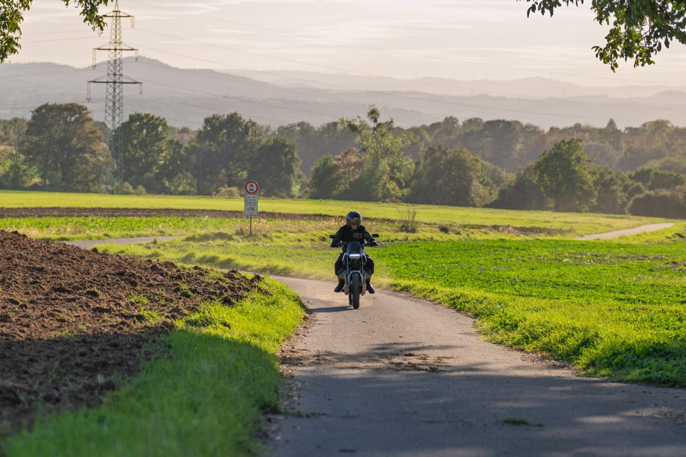 Die Corvo kommt auf dem Feldweg durch die Landschaft