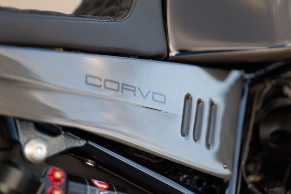 Aluminium-Seitendeckel mit geprägtem CORVO-Schriftzug