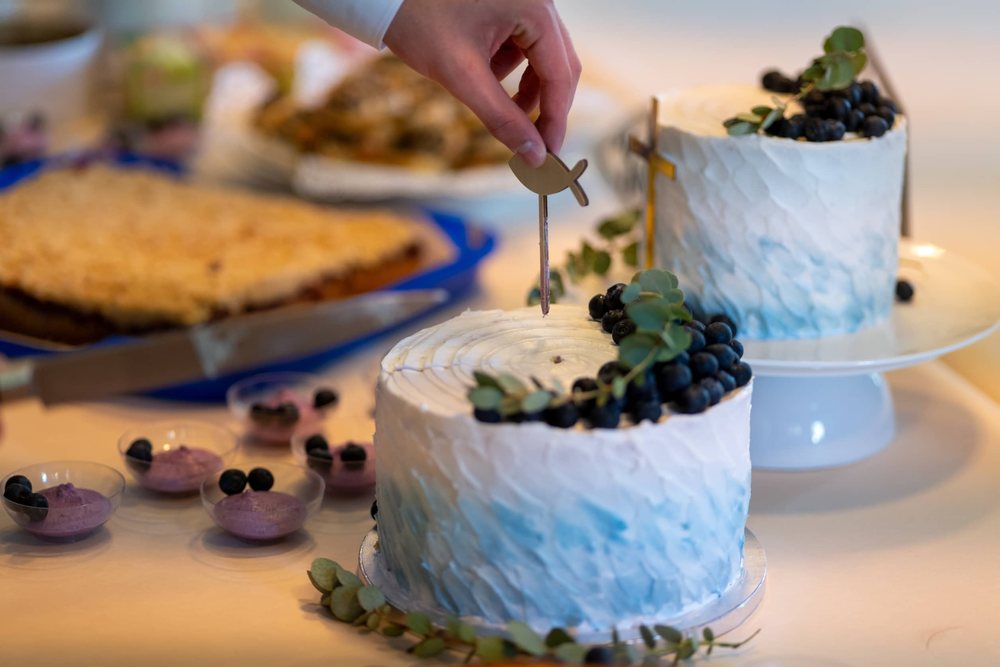 Die Torte wird angeschnitten
