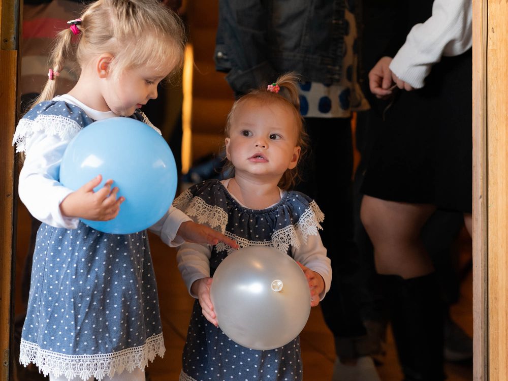 Kinder mit Luftballons