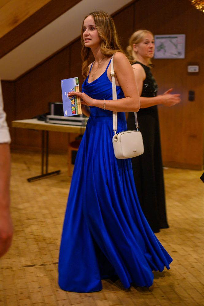 Abiball: Auftritt im blauen Kleid