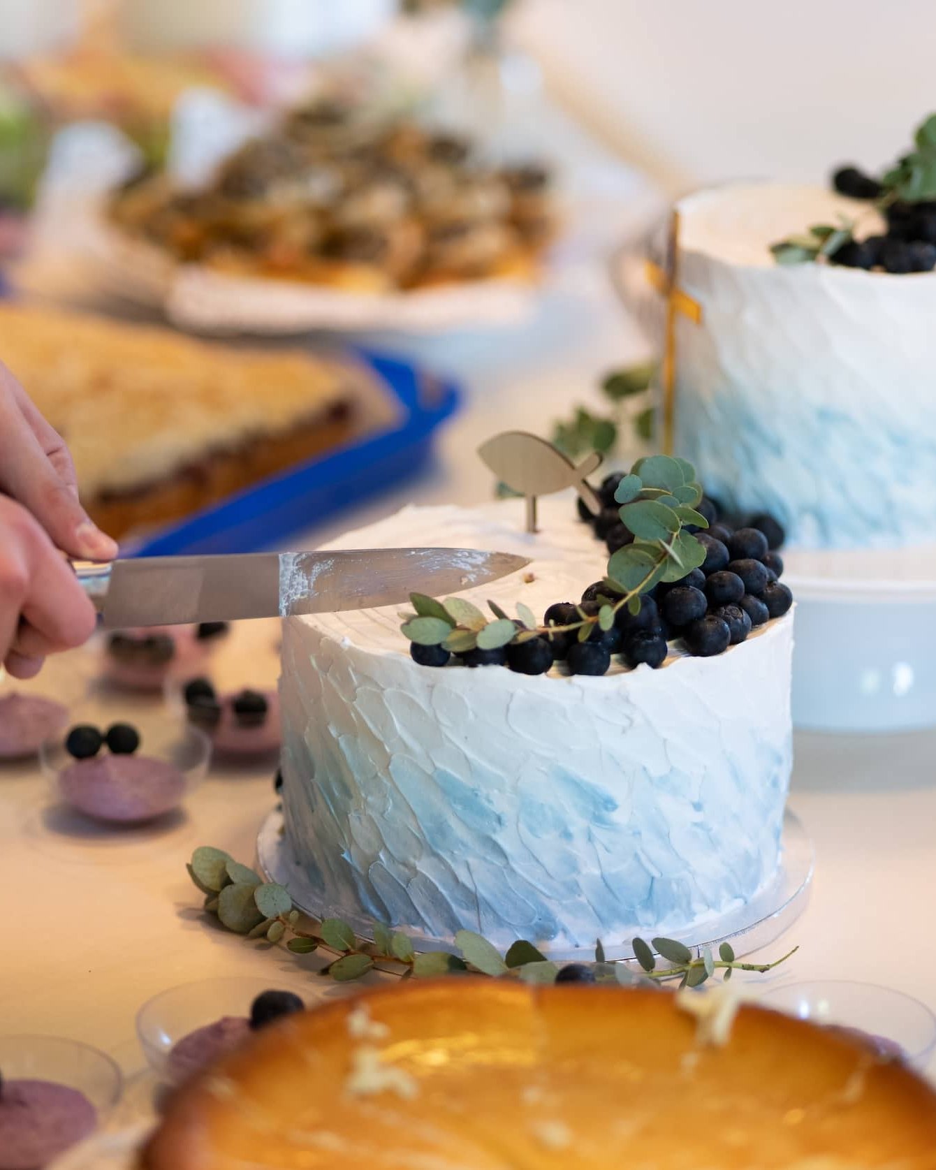 Festlich dekorierte Torte mit Blaubeeren
