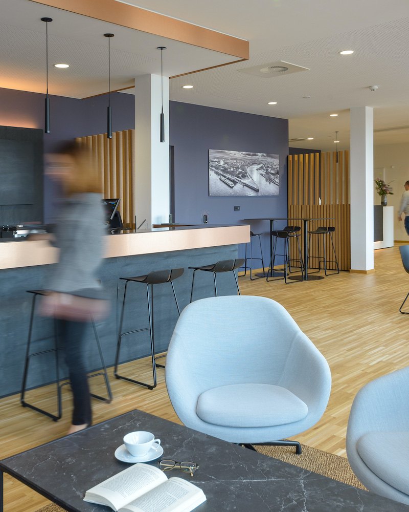 Helle Cafeteria mit Sitzgelegenheiten