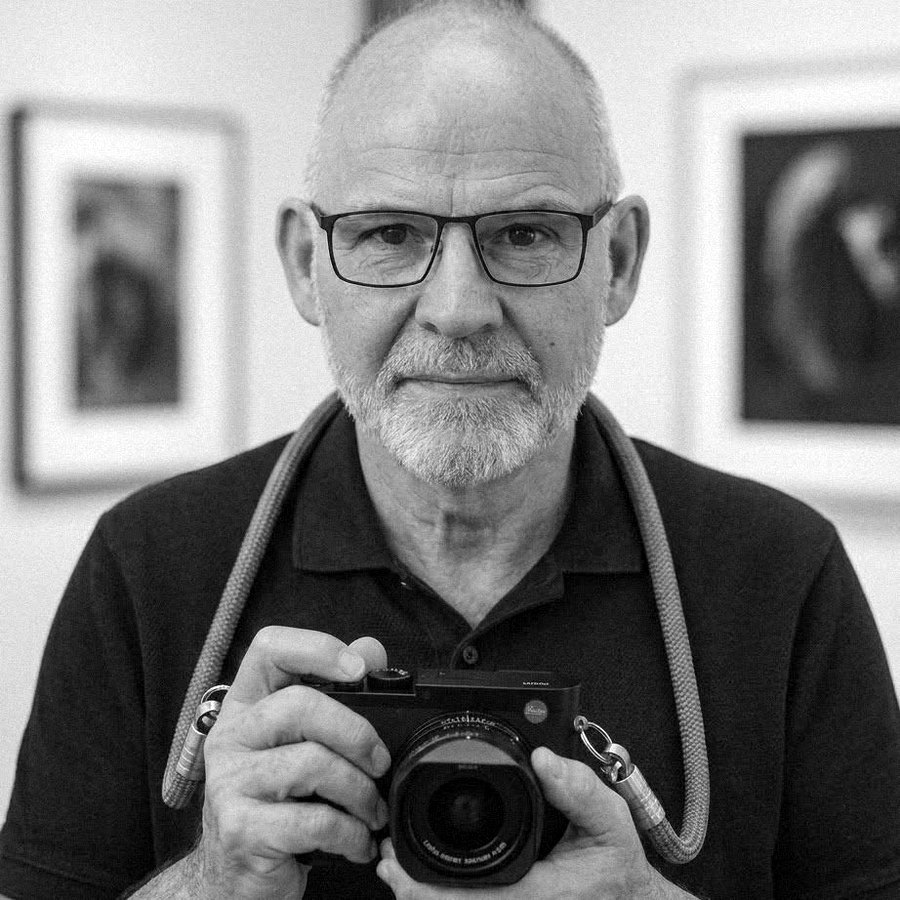 Porträt von Jörg Frey mit Kamera in der Hand