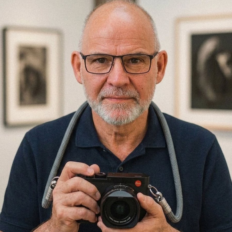Porträt von Jörg Frey mit Kamera in der Hand
