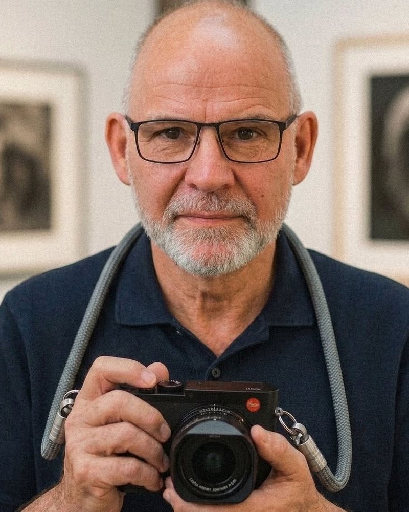 Porträt von Jörg Frey mit Kamera in der Hand